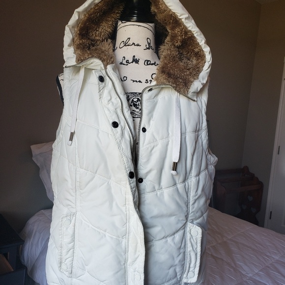 American Eagle Outfitters Jackets & Blazers - AE Zip Up Puffer Vest